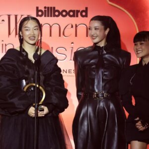 EJAE, REI AMI et AUDREY NUNA de HUNTR/X acceptent les femmes de l&rsquo;année au Billboard Women In Music 2026 : lisez leur discours complet
