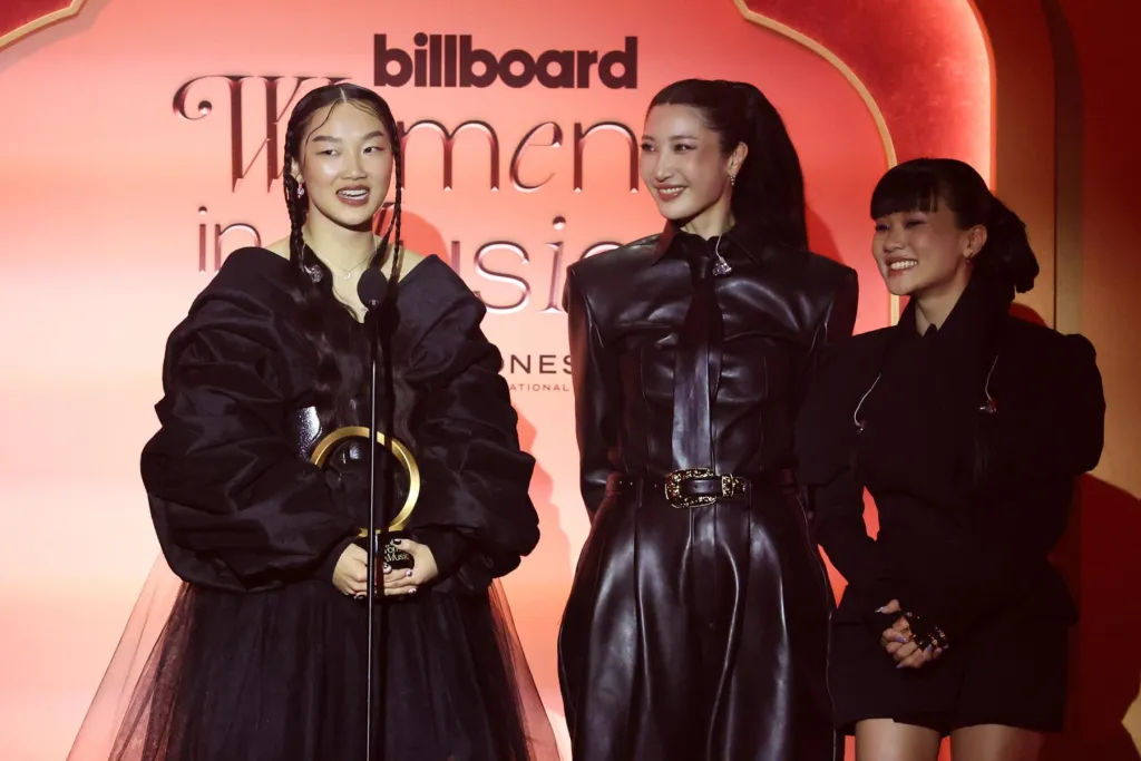 EJAE, REI AMI et AUDREY NUNA de HUNTR/X acceptent les femmes de l'année au Billboard Women In Music 2026 : lisez leur discours complet