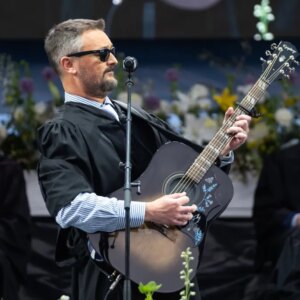 Eric Church prononce un discours d&rsquo;ouverture à l&rsquo;UNC-Chapel Hill comme une leçon de guitare et interprète « Carolina » pour les diplômés