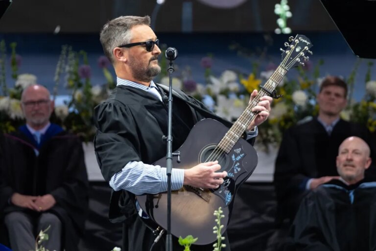 Eric Church prononce un discours d&rsquo;ouverture à l&rsquo;UNC-Chapel Hill comme une leçon de guitare et interprète « Carolina » pour les diplômés