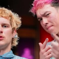 Joey Valence et Brae transforment la « sécurité » en chaos dance-rap sur « Like A Version »