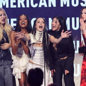 KATSEYE félicite BTS pour « nous avoir inspirés » dans son discours d&rsquo;acceptation du nouvel artiste de l&rsquo;année aux AMA 2026