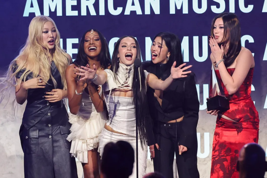 KATSEYE félicite BTS pour "nous avoir inspirés" dans son discours d'acceptation du nouvel artiste de l'année aux AMA 2026