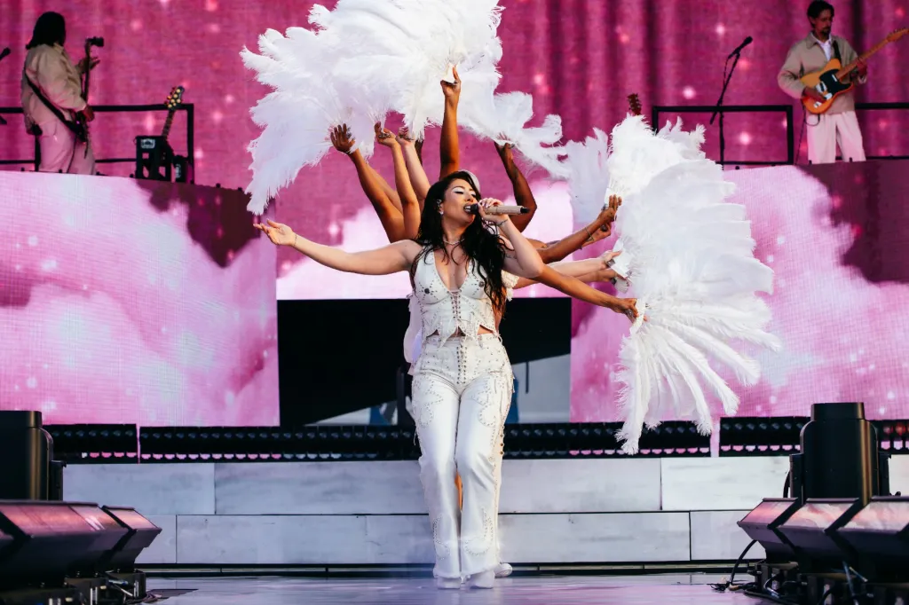 Kali Uchis donne le coup d'envoi de la tournée des filles à Sueños 2026 et révèle qu'elle a "tout un album terminé"