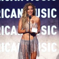 Karol G stupéfait par la victoire surprise des AMA après avoir accepté l&rsquo;artiste international d&rsquo;excellence : « Ma vie a du sens grâce à ma musique »