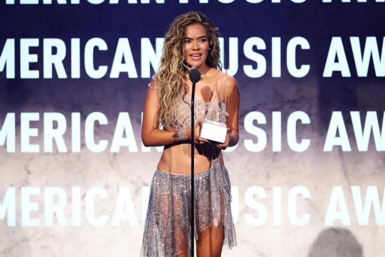 Karol G stupéfait par la victoire surprise des AMA après avoir accepté l&rsquo;artiste international d&rsquo;excellence : « Ma vie a du sens grâce à ma musique »