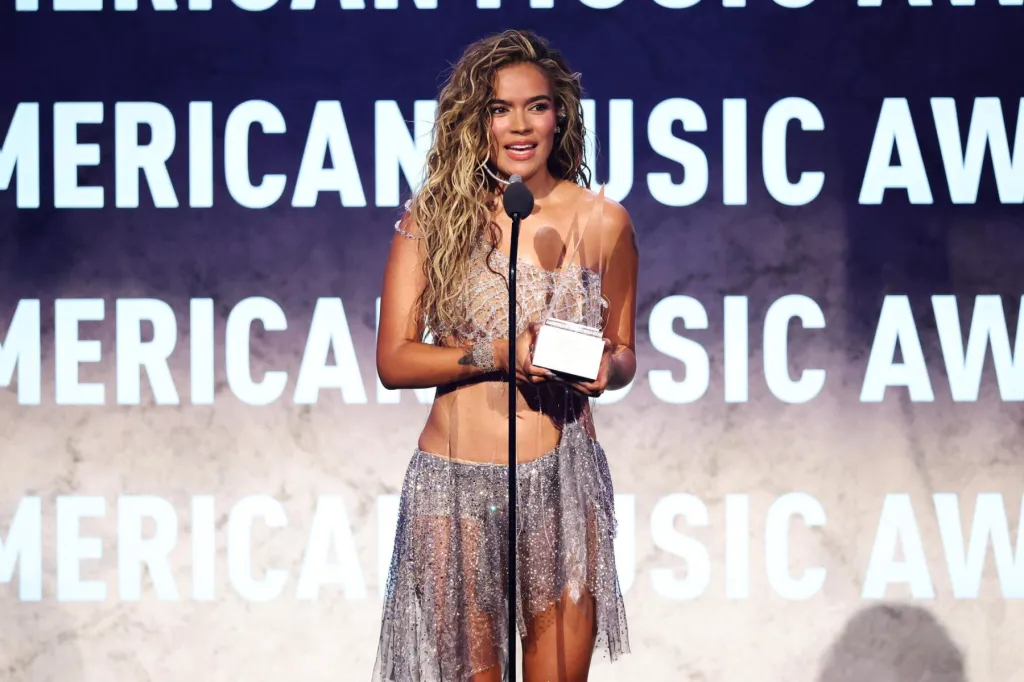 Karol G stupéfait par la victoire surprise des AMA après avoir accepté l'artiste international d'excellence : « Ma vie a du sens grâce à ma musique »