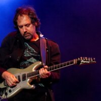 L&rsquo;ancien guitariste de Caifanes, Alejandro Marcovich, dans le coma suite à un accident vasculaire cérébral, rapporte sa famille