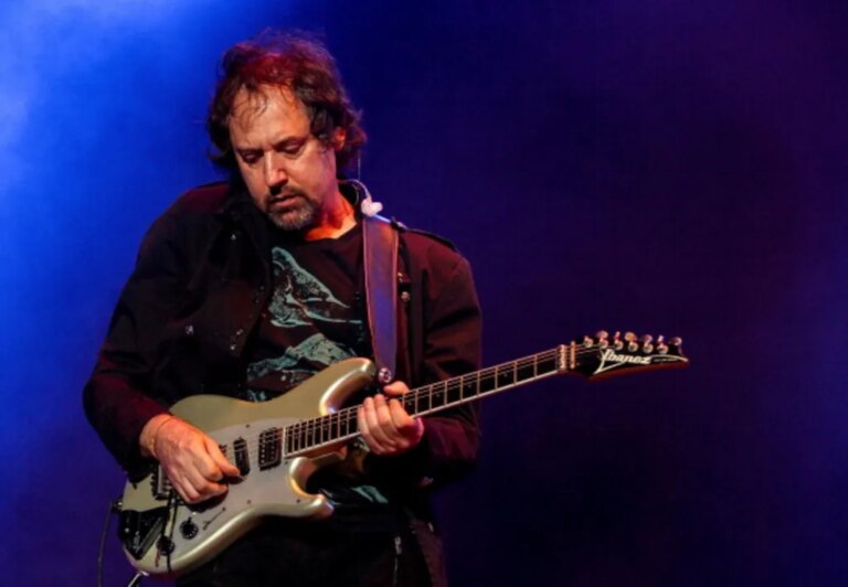 L&rsquo;ancien guitariste de Caifanes, Alejandro Marcovich, dans le coma suite à un accident vasculaire cérébral, rapporte sa famille