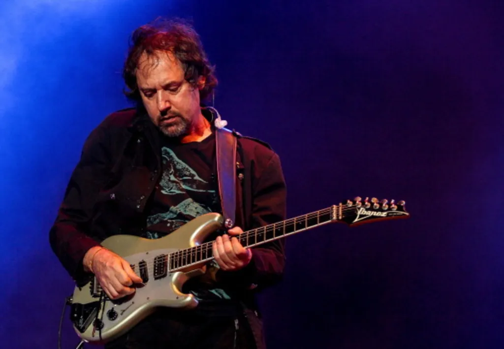 L'ancien guitariste de Caifanes, Alejandro Marcovich, dans le coma suite à un accident vasculaire cérébral, rapporte sa famille