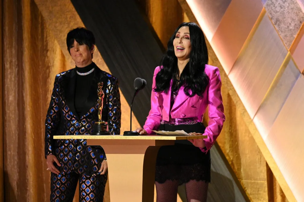 Le compliment détourné de Cher à propos des compétences d'écriture de chansons de Diane Warren est la perfection