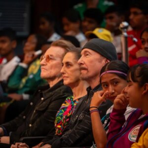Le président du Mexique demande de « continuer à collaborer » avec Bono & The Edge de U2 après avoir rencontré les rockers