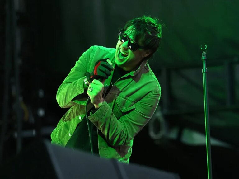 Les Strokes envoient Stephen Colbert avec une performance de fin de soirée « Falling Out of Love » : regardez
