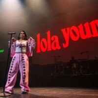 Lola Young reviendra à All Things Go NY un an après son effondrement sur scène avec Zara Larsson et Brandi Carlile