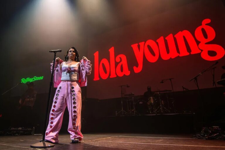 Lola Young reviendra à All Things Go NY un an après son effondrement sur scène avec Zara Larsson et Brandi Carlile