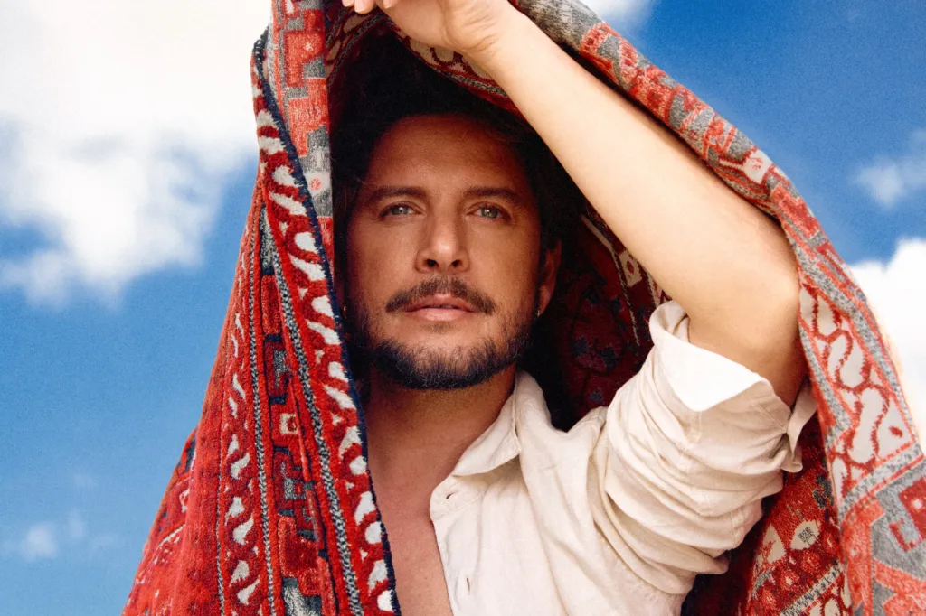 Manuel Carrasco sort "Pueblo Salvaje I", une préquelle de son album précédent : "Maintenant, je montre les racines"