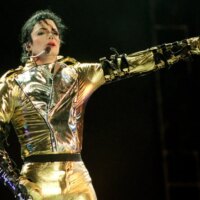 Michael Jackson remporte la couronne du classement des albums britanniques alors que la compilation se classe n°1 pour la deuxième semaine