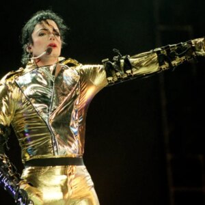 Michael Jackson remporte la couronne du classement des albums britanniques alors que la compilation se classe n°1 pour la deuxième semaine