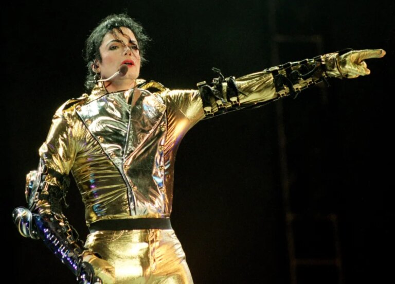 Michael Jackson remporte la couronne du classement des albums britanniques alors que la compilation se classe n°1 pour la deuxième semaine