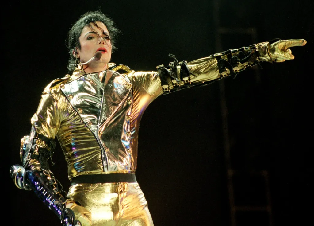 Michael Jackson remporte la couronne du classement des albums britanniques alors que la compilation se classe n°1 pour la deuxième semaine