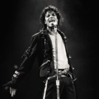 Michael Jackson remporte son premier album n°1 au Royaume-Uni en 17 ans après le succès de Biopic