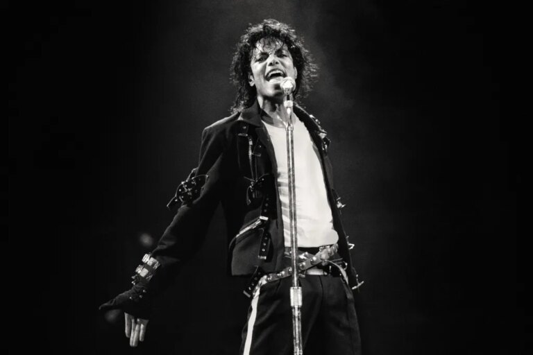 Michael Jackson remporte son premier album n°1 au Royaume-Uni en 17 ans après le succès de Biopic