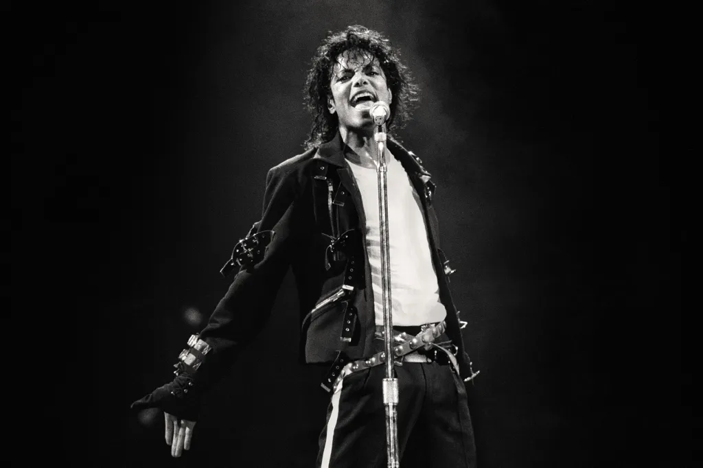 Michael Jackson remporte son premier album n°1 au Royaume-Uni en 17 ans après le succès de Biopic