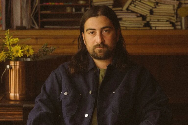 « The Great Divide » de Noah Kahan passe sa deuxième semaine au sommet du Billboard 200