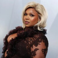 PETA dénonce Lizzo pour sa campagne « grotesque » de côtes levées après avoir abandonné le véganisme : « Que vous est-il arrivé ? »