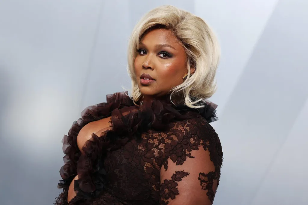 PETA dénonce Lizzo pour sa campagne « grotesque » de côtes levées après avoir abandonné le véganisme : « Que vous est-il arrivé ? »