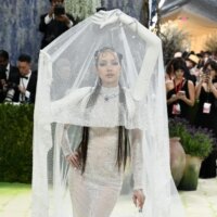 Regardez comment LISA de BLACKPINK est devenue une œuvre d&rsquo;art à quatre bras pour le gala du Met 2026