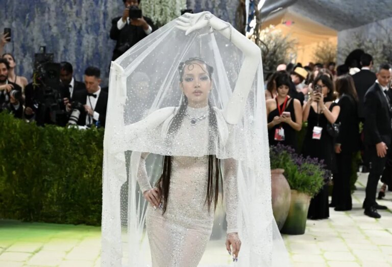 Regardez comment LISA de BLACKPINK est devenue une œuvre d&rsquo;art à quatre bras pour le gala du Met 2026