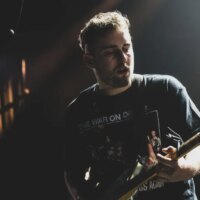« Rein Me In » de Sam Fender et Olivia Dean marque sa 10e semaine en tant que n°1 au Royaume-Uni et se rapproche de l&rsquo;histoire