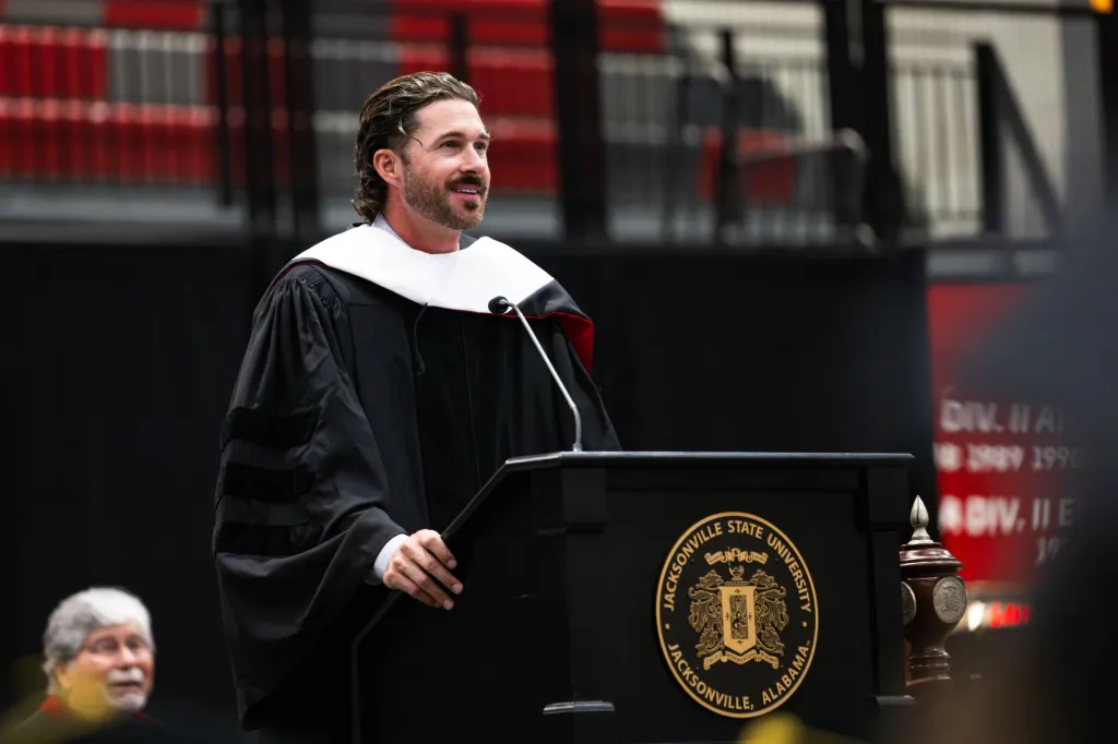 Riley Green reçoit un doctorat honorifique à l'Université d'État de Jacksonville