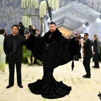 Sam Smith dit que le look du Met Gala 2026 était « la chose la plus lourde que j&rsquo;ai jamais portée » : voici combien il pesait