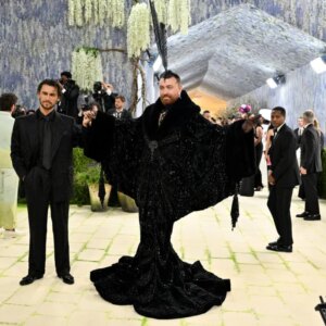 Sam Smith dit que le look du Met Gala 2026 était « la chose la plus lourde que j&rsquo;ai jamais portée » : voici combien il pesait