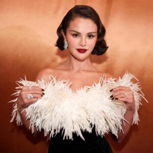 Selena Gomez rejoint la tendance virale « House Tour » de Sabrina Carpenter pendant le tournage de « Only Murders » à Londres