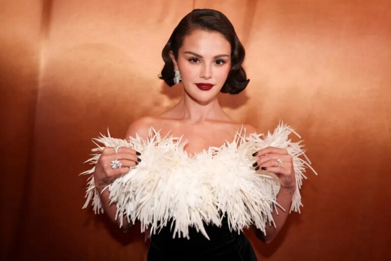 Selena Gomez rejoint la tendance virale « House Tour » de Sabrina Carpenter pendant le tournage de « Only Murders » à Londres