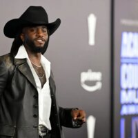 Shaboozey taquine que la star de « Summer House » Ciara Miller est dans son clip « Cowgirl » : « Derrière chaque hors-la-loi se cache une cow-girl deux fois plus dangereuse »