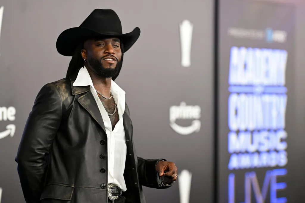 Shaboozey taquine que la star de "Summer House" Ciara Miller est dans son clip "Cowgirl" : "Derrière chaque hors-la-loi se cache une cow-girl deux fois plus dangereuse"