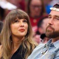 Taylor Swift est assise au bord du terrain des Knicks-Cavaliers alors qu&rsquo;ESPN l&rsquo;appelle « la fiancée de Travis Kelce »