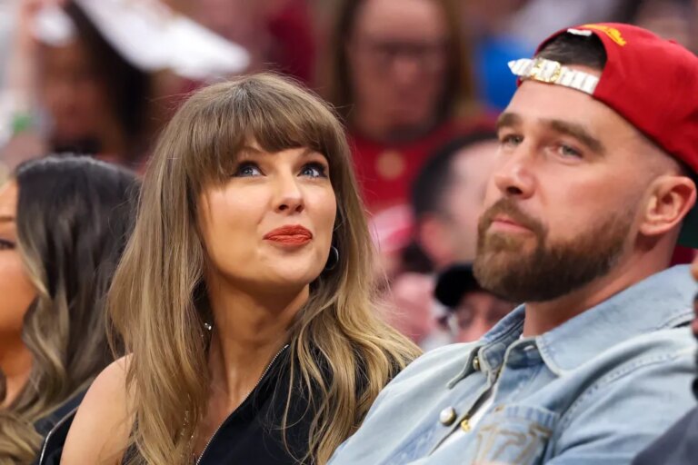 Taylor Swift est assise au bord du terrain des Knicks-Cavaliers alors qu&rsquo;ESPN l&rsquo;appelle « la fiancée de Travis Kelce »
