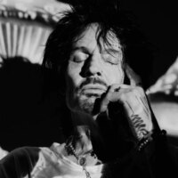 Tommy Lee lance « Tommyland Rides Again » avec le nouveau morceau « Stupid World »