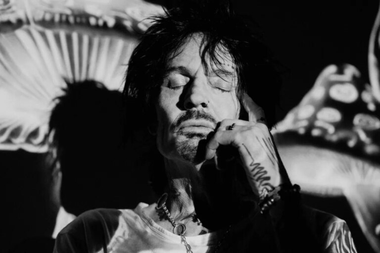 Tommy Lee lance « Tommyland Rides Again » avec le nouveau morceau « Stupid World »