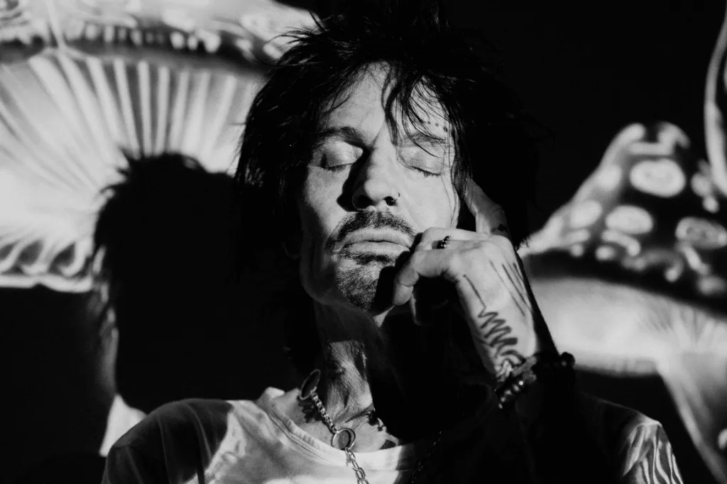 Tommy Lee lance "Tommyland Rides Again" avec le nouveau morceau "Stupid World"