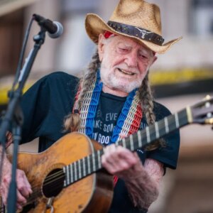 Willie Nelson rejoint Dolly Parton avec des succès country chauds à chaque décennie depuis les années 60