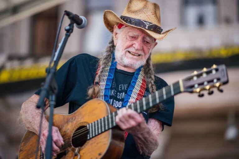 Willie Nelson rejoint Dolly Parton avec des succès country chauds à chaque décennie depuis les années 60