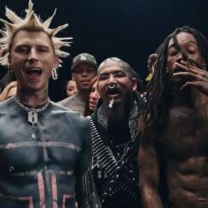 mgk et Wiz Khalifa annoncent la mixtape « Blog Era Boyz » et laissent tomber la vidéo rebelle et étoilée « Everything Tatted »