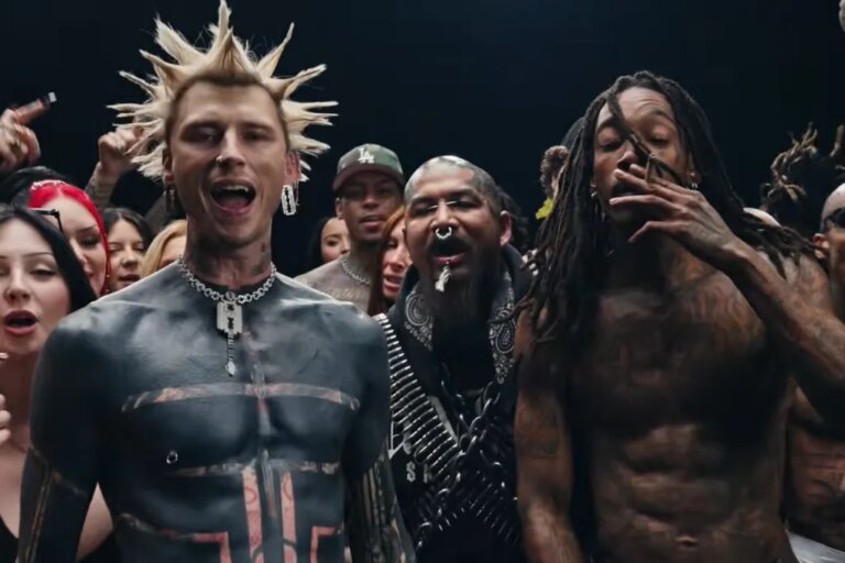 mgk et Wiz Khalifa annoncent la mixtape « Blog Era Boyz » et laissent tomber la vidéo rebelle et étoilée « Everything Tatted »
