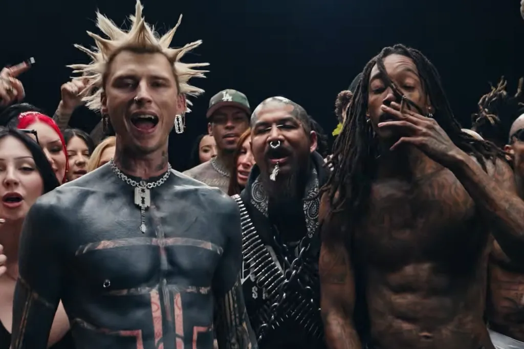 mgk et Wiz Khalifa annoncent la mixtape « Blog Era Boyz » et laissent tomber la vidéo rebelle et étoilée « Everything Tatted »